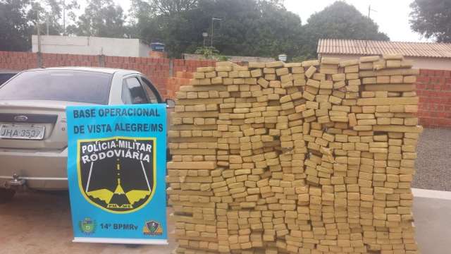 Pol&iacute;cia apreende Ford Fiesta carregado com quase 1 tonelada de maconha