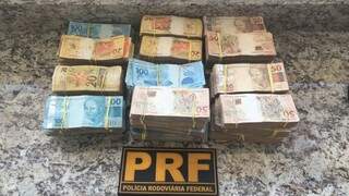 Dinheiro seria usado para pagar mercadoria contrabandeada em Ponta Porã. (Foto: PF)