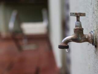 Água está chegando baixa pressão na maioria das residências. (Foto: Alcides Neto)