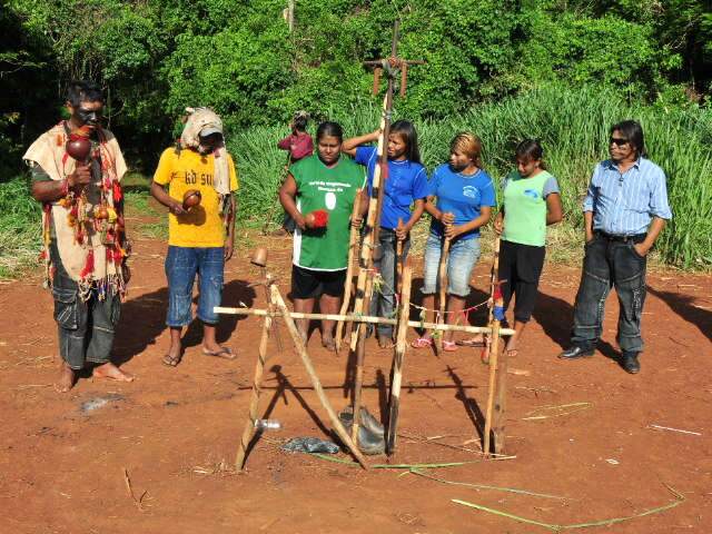  Ap&oacute;s ataque, medo se mistura &agrave; persist&ecirc;ncia de &iacute;ndios em ficar na terra
