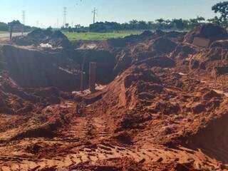 No último dia 29 de março a adutora de captação do Córrego Guariroba também se rompeu afetando 76 bairros. (Foto: Willian Leite) 