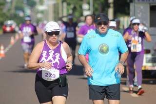 Shirleyde e o marido Moracy aproveitaram o domingo para correr juntos (Foto: Marcos Ermínio)