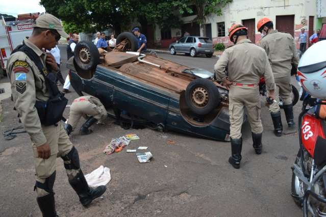 Capotagem deixa tr&acirc;nsito tumultuado na Dom Aquino 