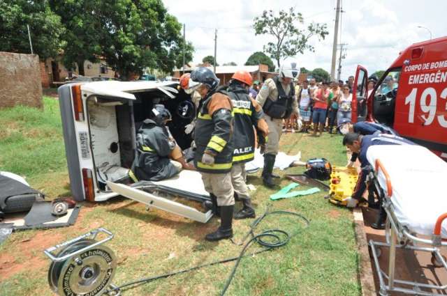 Ve&iacute;culo capota, bate em poste, mata condutor e fere casal