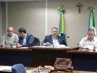 Reunião teve a participação do secretário Carlos Coimbra e do deputado Paulo Siufi (Foto: Luciana Nassar/ALMS)