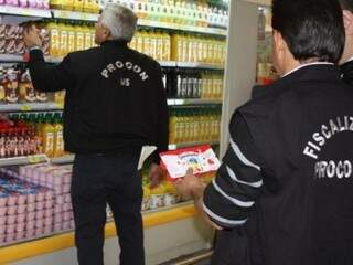 Fiscalização do Procon-MS em supermercado (Foto: Divulgação - Procon)