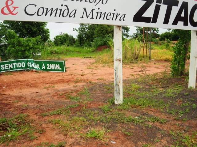 Idoso de 63 anos morre ap&oacute;s carro chocar com placa e poste 
