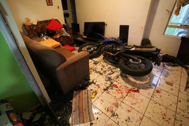 Jovem perde controle de moto, invade casa e garupa cai no colo de moradora