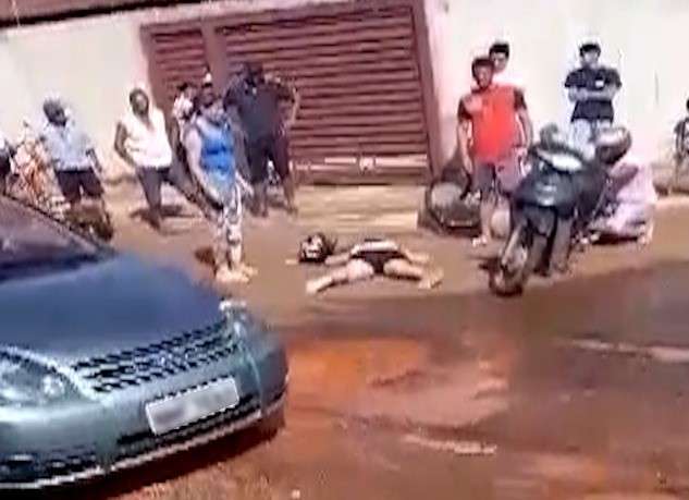 Ap&oacute;s queda de motociclista, moradores reclamam de buracos em rua do Aero Rancho 
