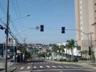 Queda de energia deixou semáforos desligados no cruzamento da rua José Antonio com 15 de Novembro (Foto: Simão Nogueira)