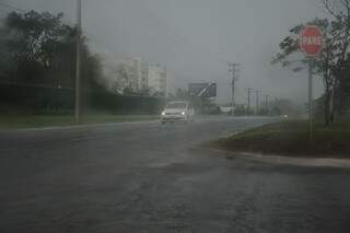 Forte pancada de chuva na avenida João Arinos,
no bairro Flamboyant nesta tarde (Foto: Paulo Francis)