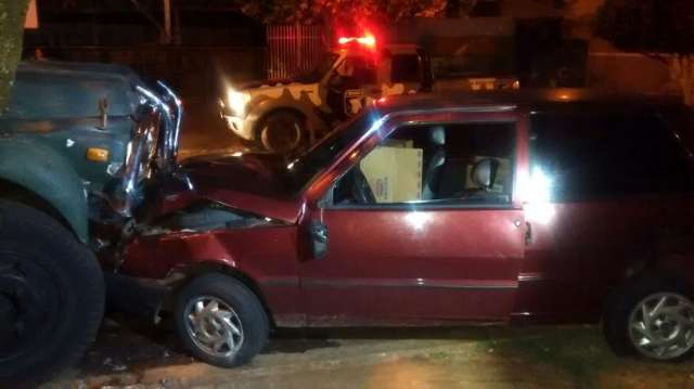 Ao fugir da PM ap&oacute;s roubo, homem bate carro furtado em caminh&atilde;o