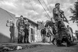 &lt;h1&gt;Sem trégua
&lt;h2&gt;Policiais em mais um dia de violência na periferia de Campo Grande. (Foto: Fernando Antunes)