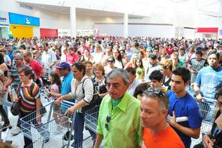 Consumidores aguardavam ansiosos pela aberta do novo Hiper Center Comper na rua Brilhante. (Foto: João Garrigó)