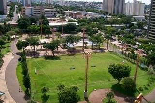 O campo de futebol da Praça Belmar Fidalgo, no centro de Campo Grande, abriu esta semana o cronograma das obras de reforma da prefeitura (Foto: Divulgação)