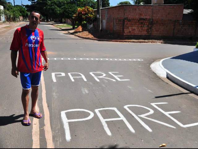 Cansados de ver acidentes, moradores pintam Pare em cruzamento do Tarum&atilde;