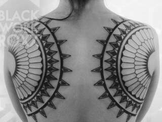 Desenhos incríveis viram tatuagens que exploram curvas do corpo