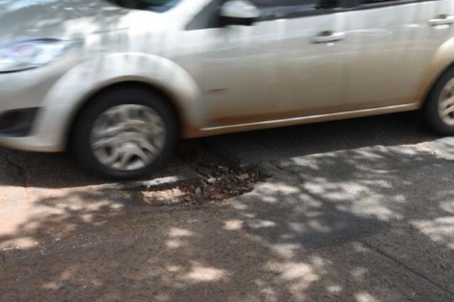 Chuva abre novos buracos e motorista deve dirigir com cautela em Campo Grande