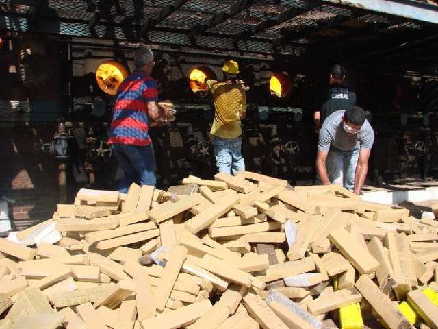 Pol&iacute;cia incinera tr&ecirc;s toneladas de drogas apreendidas nos &uacute;ltimos cinco meses