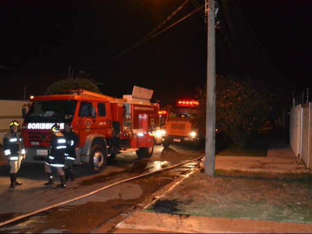  Inc&ecirc;ndio destr&oacute;i dois carros e mais da metade de resid&ecirc;ncia no Carand&aacute; 