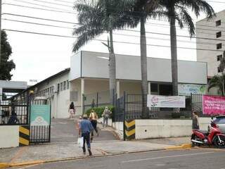 Pacientes entrando no Hospital de Câncer Alfredo Abrão nesta tarde (Foto: Kísie Ainoã)