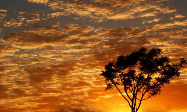 Dia amanhece nublado, mas previsão é de temperaturas altas no fim de semana