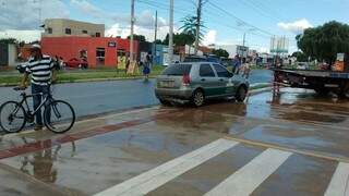 Carro foi atingido na traseira por moto próximo a um supermercado na Avenida dos Cafezais. (Foto: Thiago de Souza)
