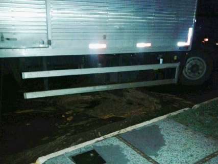 Caminhão cai em buraco de quatro metros no bairro Coronel Antonino