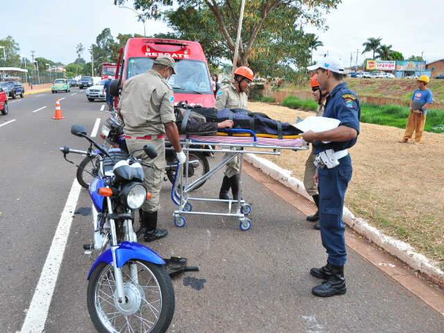  Motociclista freia para n&atilde;o ser cortado com cerol e &eacute; atingido por outra moto