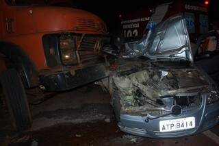 Condutor de veículo Gol perdeu controle da direção e colidiu contra uma caçamba que está atolada na margem da rodovia. (Foto: Vicentina Online)