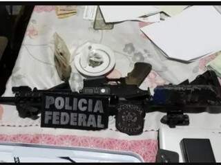 Arma apreendida em um dos locais onde foram feitas buscas (Foto: PF/Divulgação)