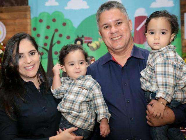 G&ecirc;meos de dois anos morrem afogados na piscina da fam&iacute;lia