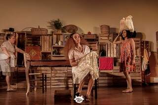 O espetáculo conta com a história de três irmãs, Madalena, Carminha e Tereza. (Foto: Helton Perez/Vaca Azul)