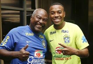 Dois craques revelados no Santos, Edu e Robinho, ambos se consagraram pelos dribles geniais (Foto: Divulgação)
