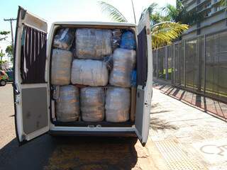 Van estava lotada de brinquedos e roupas contrabandeados do Paraguai.(Foto:Ítalo Milhomem)
