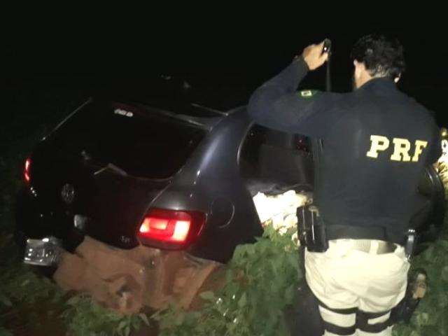 Com meia tonelada de maconha, traficante abandona o carro na mata e foge