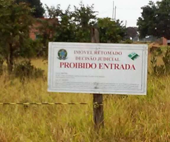 Juiz manda interditar 120 casas constru&iacute;das em &aacute;rea da reforma agr&aacute;ria