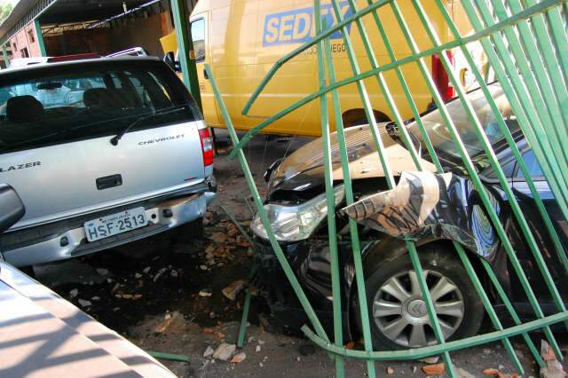  C4 Pallas invade oficina ap&oacute;s colis&atilde;o com Parati e bate em carro da PF