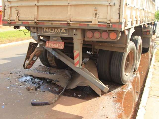 Carro colide em traseira de caminh&atilde;o e motorista sofre ferimentos graves 