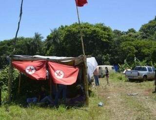 Acampamento montado nesta segunda em área da Itaipu, em Mundo Novo (Foto: Portal Guaíra)