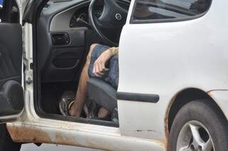 Homem foi morto durante assalto a posto de combustíveis na manhã de hoje. Ele tentou atirar contra a PM de dentro do carro, mas houve revide. (Foto: Marcelo Calazans)