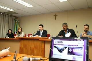 Frente Parlamentar de Defesa do Idoso durante reunião na Assembleia (Foto: Wagner Guimarães/ALMS)