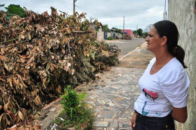  Com lixo h&aacute; dias nas ruas, moradores questionam modelo adotado pela prefeitura