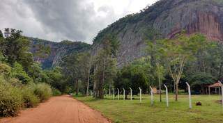 Estrada ecológica de acesso para o Morro do Paxixi, local de contemplação da natureza, a 23 km do centro de Aquidauana (Foto: Francisco Ribeiro)