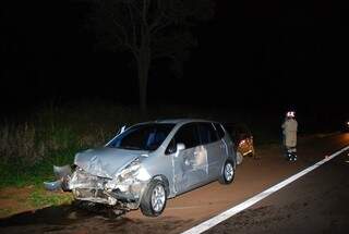 Frente do veículo ficou completamente destruída com a colisão. (Foto: Tiago Apolinário/ Da Hora Bataguassu)