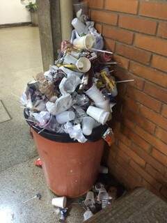 Sem limpeza há uma semana, lixo se acumula no campus da UFMS