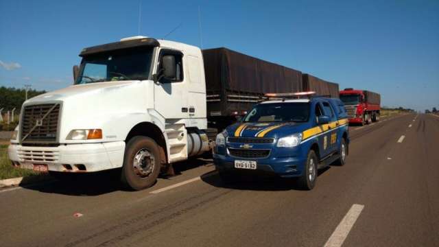 Dois s&atilde;o presos com 80 mil pacotes de cigarros contrabandeados