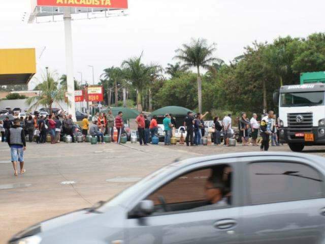 Consumidores enfrentam fila para comprar g&aacute;s de cozinha neste s&aacute;bado