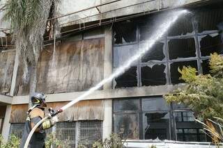 Vidros foram quebrados, mas chamas não atingiram os fundos do prédio da antiga Refrigeração Paulista. (Foto:Gerson Walber)