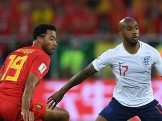 Jogadores da Bélgica e Inglaterra, em disputa na 1ª fase da Copa do Mundo. (Foto: Divulgação Fifa).